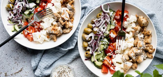 Gekruide Griekse salade met kipfilet