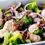 Broccoli bacon kip salade