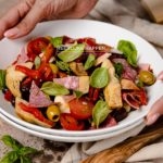 Mediterraanse borrelplank antipasti salade