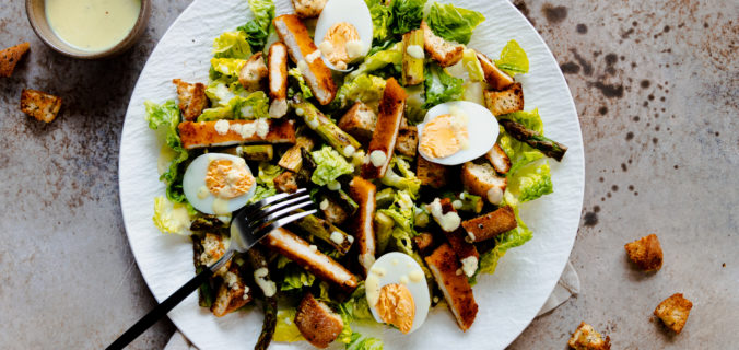 Caesar kipschnitzel asperge salade