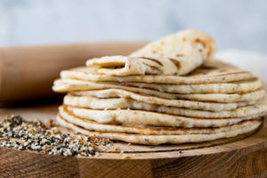 Everything Griekse yoghurt flatbread