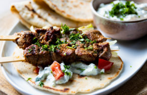 Lamsbout souvlaki met komkommersaus