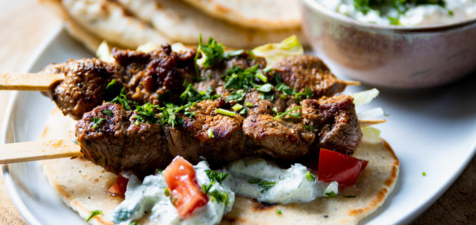 Lamsbout souvlaki met komkommersaus