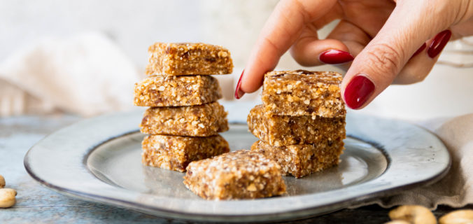 Cashew dadel snack bites