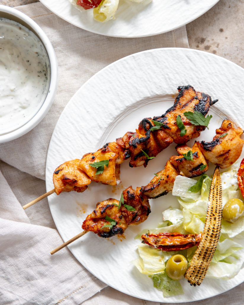 Pittige bbq spiesjes met salade