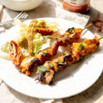 Pittige bbq spiesjes met salade
