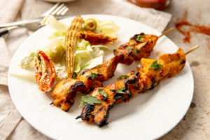Pittige bbq spiesjes met salade