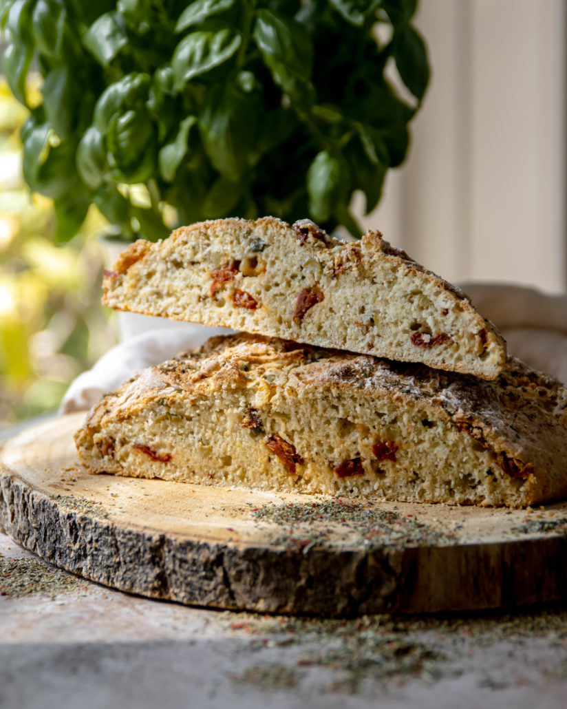 Zongedroogde tomaten en olijven brood