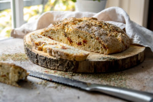 Zongedroogde tomaten en olijven brood