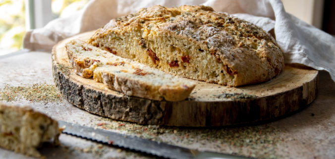 Zongedroogde tomaten en olijven brood