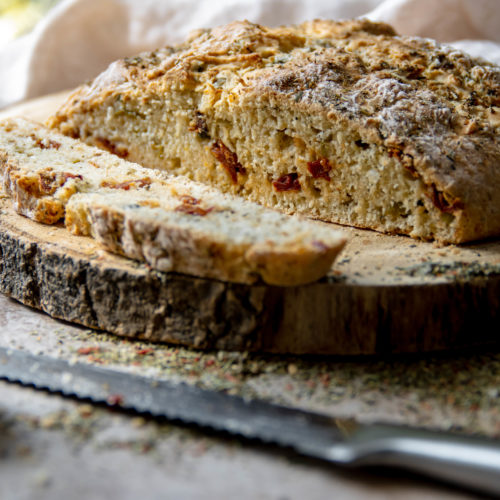 Zongedroogde tomaten en olijven brood