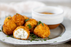 Krokante cottage cheese snack bites op bord