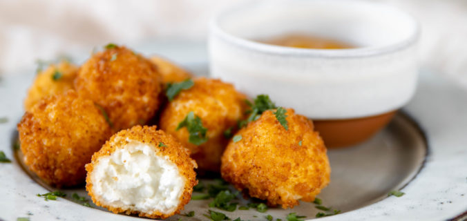 Krokante cottage cheese snack bites op bord
