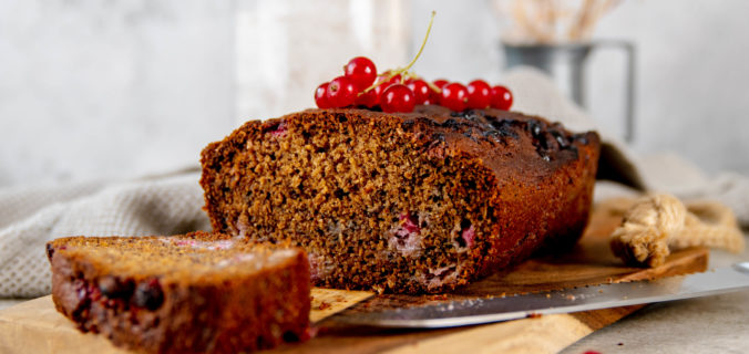 Rode bessen amandelmeel bananenbrood
