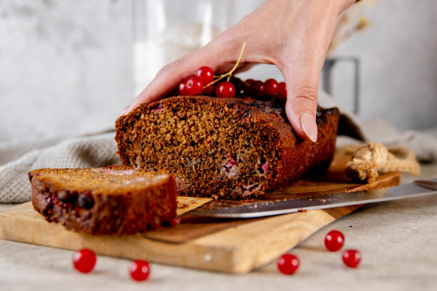 Rode bessen amandelmeel bananenbrood