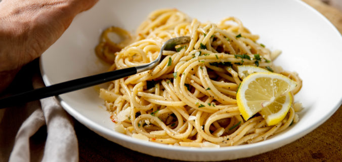 Frisse vegetarische lemonpepper pasta
