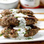 Köfte kebab met persillade knoflooksaus