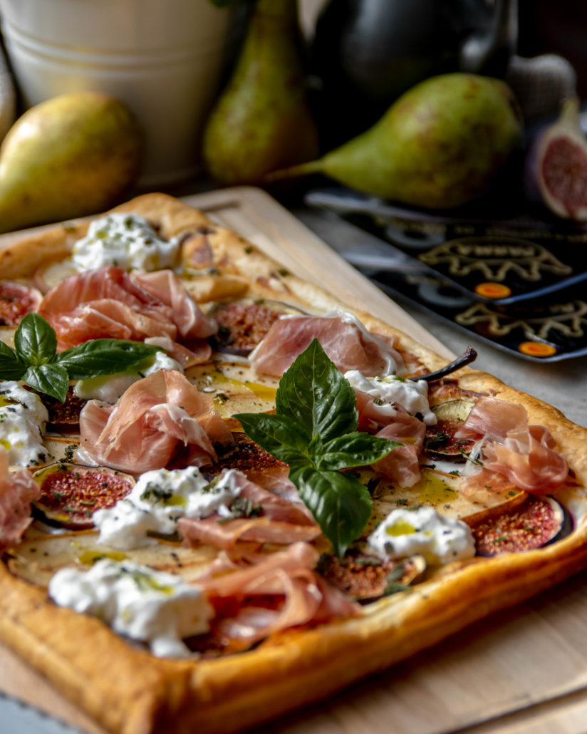 Plaattaart met Italiaanse prosciutto en peer