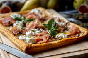 Plaattaart met Italiaanse prosciutto en peer