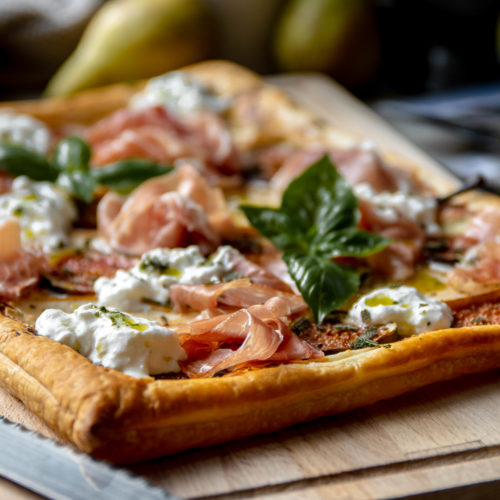 Plaattaart met Italiaanse prosciutto en peer