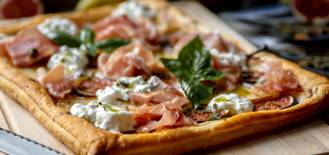 Plaattaart met Italiaanse prosciutto en peer