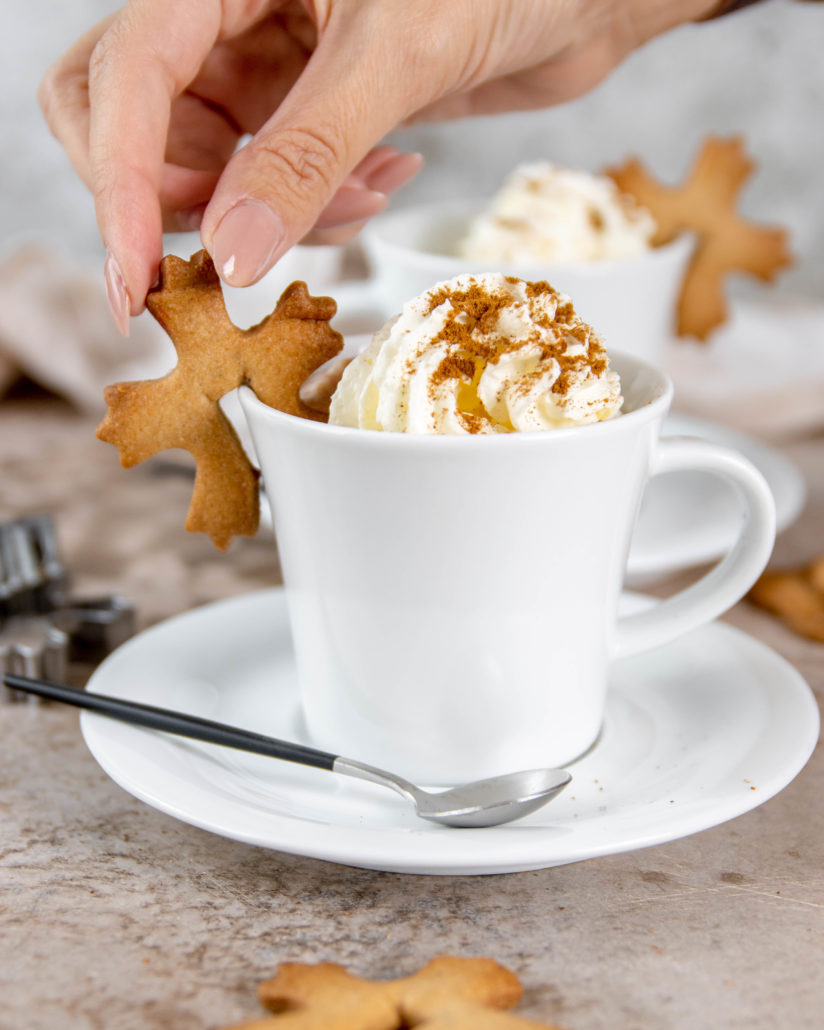 Mok met speculaas mokkoekje aan rand